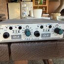 Šedý předzesilovač s nápisy Really Nice Preamp a FMR Audio. Na předním panelu jsou dvě identicky vybavená kanály označené Ch A a Ch B, každý s knoflí…