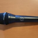 Tmavě modrý dynamický mikrofon s kovovou síťkou. Na kroužku pod hlavou je dvakrát uveden nápis AKG a modelové označení C636. Na těle mikrofonu je umí…