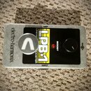 Kytarový efekt pedál v kovovém stříbrném šasi s černým předním panelem. Na šasi je nápis electro-harmonix a na panelu žlutý nápis LPB-1 doprovázený t…
