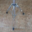 Detail spodní části chromovaného stativu s trojnožkou. Nohy jsou vybaveny černými gumovými koncovkami. Na povrchu chromu nejsou vidět žádné značky an…