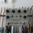 Stříbrný efekt pedál s nápisy COLOSSEUM a MMXXIII EFFECTUS POPULI. Na spodní části je logo Cornerstone MUSIC GEAR s malou italskou vlajkou. Zařízení…