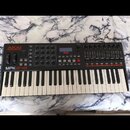 Černý MIDI kontrolér s klaviaturou a ovládací sekcí. Na levé straně je nápis AKAI PROFESSIONAL a model MPK249. Zařízení obsahuje sadu padů, posuvníky…