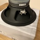 Černý reproduktor umístěný na originální papírové krabici. Na magnetu je viditelný nápis CELESTION a štítek s textem MADE IN CHINA. Na krabici je vel…