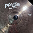 Kruhový činel v bronzové barvě s viditelným rýhováním povrchu. Na povrchu je bílý nápis PAiste a pod ním 900 SERIES, vpravo je uveden typ CRASH 18".…