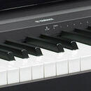 Detailní pohled na klávesnici digitálního piana v černé barvě. Na horní liště je bílý nápis YAMAHA. Jsou vidět bílé a černé klávesy v čistém stavu.