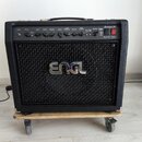Černý kytarový kombozesilovač s kovovou mřížkou a logem ENGL uprostřed. Horní ovládací panel obsahuje nápisy Input, Clean, Lead, Bass, Middle, Treble…