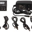 Černý napájecí zdroj s nápisem JOYO POWER SUPPLY 2, který má osm výstupů DC 9V OUT a dva výstupy DC OUT (12V i 10V). K zařízení patří černý síťový ad…
