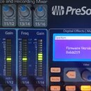 Detailní pohled na část digitálního mixážního pultu značky PreSonus. Na displeji je zobrazeno menu System, Page 7: About s textem Firmware Version: 0…