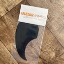 Černý plastový plech (pickguard) do kytary v originálním plastovém obalu. Na horní papírové kartonové části je nápis GUITARWORKS s logem Gear4music a…