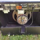 Zadní strana černého kytarového komba s viditelným reproduktorem. Na reproduktoru je bílý štítek s nápisy CELESTION Vintage Series, G12H 30W a 70th A…
