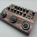 Hnědý kytarový pedál s nápisem BOSS a označením Acoustic Preamp AD-10. Zařízení obsahuje několik ovládacích knoflíků, přepínačů a tři velké stoupací…