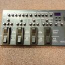 Šedý multifunkční efektový pedál pro kytaru s nápisem GT-80 Guitar Multiple Effects. Zařízení obsahuje čtyři černé spínače, několik otočných potencio…