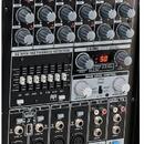 Detailní pohled na ovládací panel míchacího pultu s řadou šedých otočných ovladačů a posuvníků. Na panelu jsou viditelné nápisy KLARK TEK MULTI-FX PR…