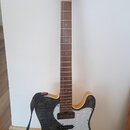 Elektrická kytara s černým vrstveným povrchem těla a hnědým hmatníkem. Na hlavě je nápis "Joy Space II". Kytara má bílý pickguard, dva snímače a je k…