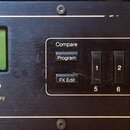 Černý rackový procesor s nápisem DigiTech a označením Studio 400 4 IN 4 OUT MULTI-EFFECTS PROCESSOR. Zařízení má zelený displej, několik ovládacích t…