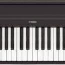 Černý digitální klavír s bílými a černými klávesami. Na horním panelu je uprostřed bílý nápis YAMAHA a vlevo nápis P-125. Povrch nástroje vypadá čist…