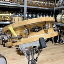 Dřevěný malý buben v přirozené světle hnědé barvy umístěný na chromovaném stojanu. Na korpusu je viditelné logo TAMA a nápis MADE IN JAPAN. Buben má…