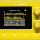 Žlutý kompaktní syntetizátor s nápisem nanobox na horní hraně. Zařízení má displej zobrazující vlnové formy a text 016HeavyMoods, dále tlačítka FILT,…