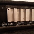 Zadní strana černého zesilovače s hliníkovým chladičem. Na šasi jsou nápisy SERIES 300 CHS, A PRODUCT OF PEAVEY ELECTRONICS CORPORATION MERIDIAN, MS…