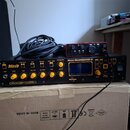 Černý rackový zesilovač s nápisem Markbass a označením STEREO BASS AMPLIFIER. Na horním panelu jsou žluté otočné ovladače a nápisy jako GAIN, LOW, MI…