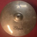 Kovový činel v matném provedení s viditelným opotřebením povrchu a oxidací. Na horní části je nápis A CUSTOM MEDIUM RIDE 20"/51cm. Ve spodní části je…