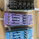 Fotografie zobrazuje tři moduly syntetizátoru. Horní černý modul nese nápisy FOUR PLAY a B00ST, značku behringer a označení vstupů a výstupů jako OUT…