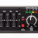 Černý rackový grafický ekvalizér s dvěma kanály. Na levé straně je červené logo dbx PROFESSIONAL PRODUCTS a na pravé nápis 215 Graphic Equalizer. Kaž…
