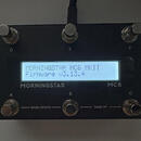 Černý MIDI kontrolér s šesti kovovými spínači a centrálním displejem. Na displeji je nápis MORNINGSTAR MC6 MKII Firmware v3.13.4. Na spodní části šas…
