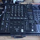 Černý DJ mixér značky Pioneer DJ, model PROFESSIONAL MIXER DJM-A9. Zařízení obsahuje zahlreichetočítka, posuvníky a tlačítka s bílými popisky, včetně…