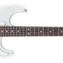 Světle modrá elektrická kytara typu Stratocaster s bílým pickguardem a hnědým hmatníkem. Na hlavě je vidět logo Fender a nápis STRATOCASTER. Nástroj…
