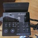 Bicí souprava Alesis Nitro Max kit včetně židličky a paliček