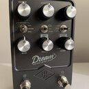 Černý kytarový pedál s nápisy Dream a 65 REVERB-AMP. Zařízení má šest stříbrných otočných ovladačů s popisky VOLUME, REVERB, OUTPUT, BASS, TREBLE a I…