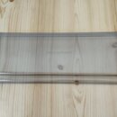 Průhledný plastový kryt obdélnikového tvaru. Uprostřed horní plochy je vyražený nápis DECKsaver. V pravém horním rohu je drobný, nečitelný nápis. Pov…