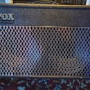 Černý kytarový kombozesilovač s povrchem z texturovaného vinylu. V horní levé části je stříbrné logo VOX a pod ním nápis Valvetronix. Přední mřížka j…