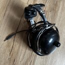 Černé uzavřené sluchátka s kovovým hlavovým obloukem a plastovými mušlemi. K sluchátkům je připojen černý kabel zakončený jack konektorem. Na povrchu…