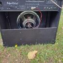 Zadní strana černého kytarového komba s nápisem Hughes & Kettner a označením MADE IN ST. WENDEL/GERMANY. V horní části jsou vidět ovládací prvky, kon…