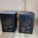 Dva černé studiové monitory značky FOCAL, model ALPHA 65 EVO. Na zadních panelech jsou vidět ovládací prvky, konektory a nápis PROFESSIONAL MONITORIN…