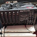 Černý mixážní pult s nápisem interM CA-6220 STEREO POWERED MIXER. Zařízení obsahuje několik vstupních kanálů s ovládacími knoflíky a posuvníky, vprav…