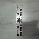 Stříbrný rackový procesor s nápisy BASS VAMP PRO a BEHRINGER. Zařízení obsahuje několik ovládacích knoflíků, tlačítka a centrální displej s červeným…