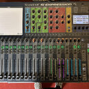 Černý mixovací pult s nápisem Soundcraft SI EXPRESSION. Horní část obsahuje barevně odlišené sekce pro GATE, COMP a EQUALISER s různými ovladači a di…