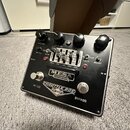 Černý kytarový efekt pedál s nápisy MESA ENGINEERING a THROTTLE BOX EQ. Horní část obsahuje čtyři černé ovládací knoflíky s popisky HI LEVEL, LO LEVE…