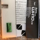 Fotografie zachycuje dokumentaci a příslušenství k efekt pedálu. Je zde vidět černý manuál s bílým nápisem Ibanez WH10 v3 WAH PEDAL a seznam autorizo…