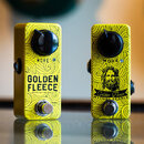 Dvě žluté efektové pedály s černými ovládacími knoflíky a kovovými spínači. Levý pedál má nápisy MORE, GOLDEN FLEECE a MYTHOS PEDALS. Pravý pedál obs…