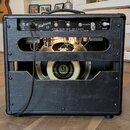 Zadní strana kytarového komba v černém koženěném potahu. Na horním ovládacím panelu jsou nápisy Lightning 15, MATCHLESS AMPLIFIER COMPANY MADE IN CAL…