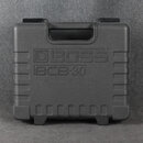 Černý plastový kufřík s úchytem a dvěma zavíracími zámky. Na přední straně je vyražené logo BOSS a označení BCB-30. Povrch plastu je matný s viditeln…