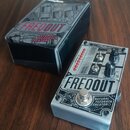 Kytarový efekt v silver provedení s nápisy FREQOUT a NATURAL FEEDBACK CREATOR. Na horní části jsou čtyři ovládací knoflíky, přepínače s označením OFF…