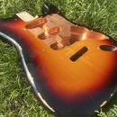 ZAREZERVOVÁNO Stratocaster tělo 3 tone sunburst 