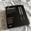 Černá krabička s produktem silencer. Na povrchu je bílý nápis „silencer“, logo „jazzlab“ a webová adresa „www.jazzlab.com“. Text v několika jazycích…