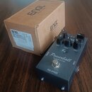 Černý efekt pedál s nápisy Powerball a ENGL CUSTOM PEDAL SERIES. Na horní straně jsou tři černé otočné ovladače s popisky BASS, MIDDLE a TREBLE. V do…