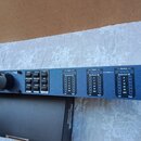 Modrý rackový procesor s nápisem DriverRack PX Powered Speaker Optimizer. Zařízení obsahuje displej, otočný ovladač a několik tlačítek s popisky jako…